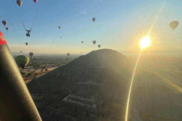 Vol en montgolfière au-dessus des pyramides de Teotihuacan au lever du soleil, Mexico, photo 9 | wizardtrip