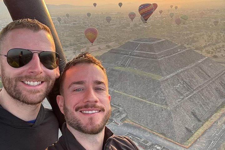 Vol en montgolfière au-dessus des pyramides de Teotihuacan au lever du soleil, Mexico, photo 11 | wizardtrip