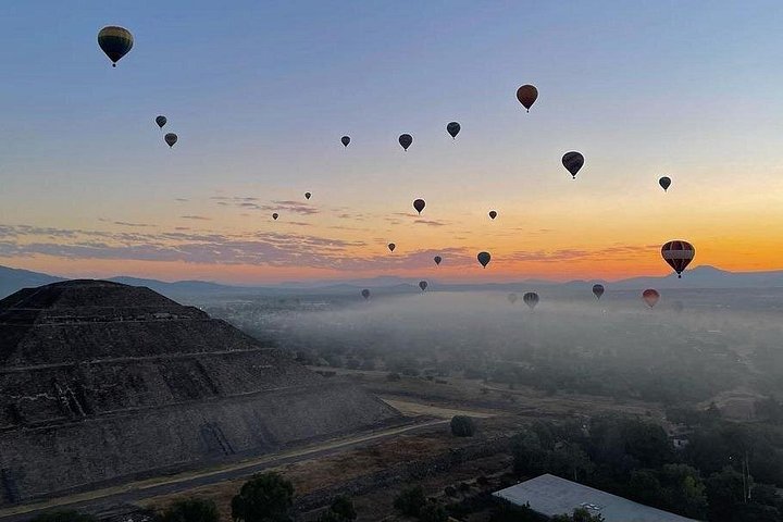 Vol en montgolfière au-dessus des pyramides de Teotihuacan au lever du soleil, Mexico, photo 12 | wizardtrip