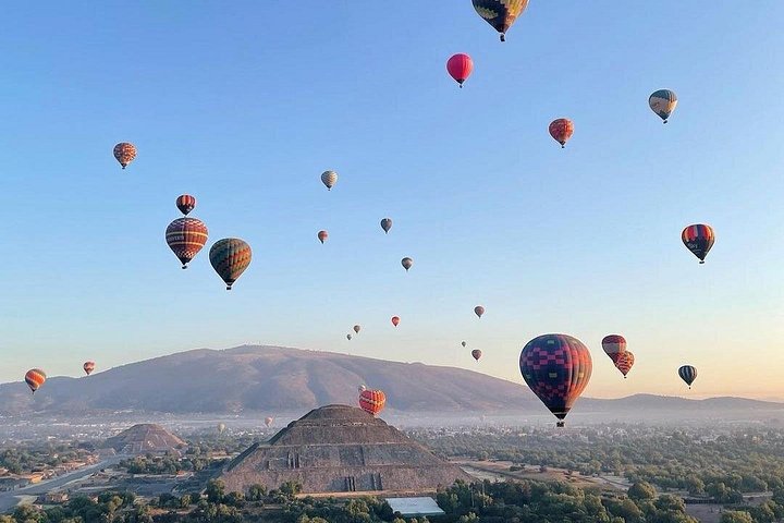 Vol en montgolfière au-dessus des pyramides de Teotihuacan au lever du soleil, Mexico, photo 31 | wizardtrip