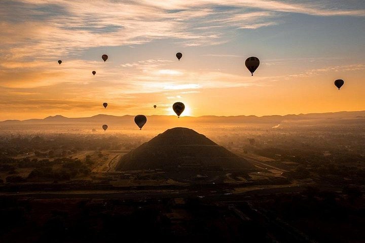 Vol en montgolfière au-dessus des pyramides de Teotihuacan au lever du soleil, Mexico, photo 33 | wizardtrip