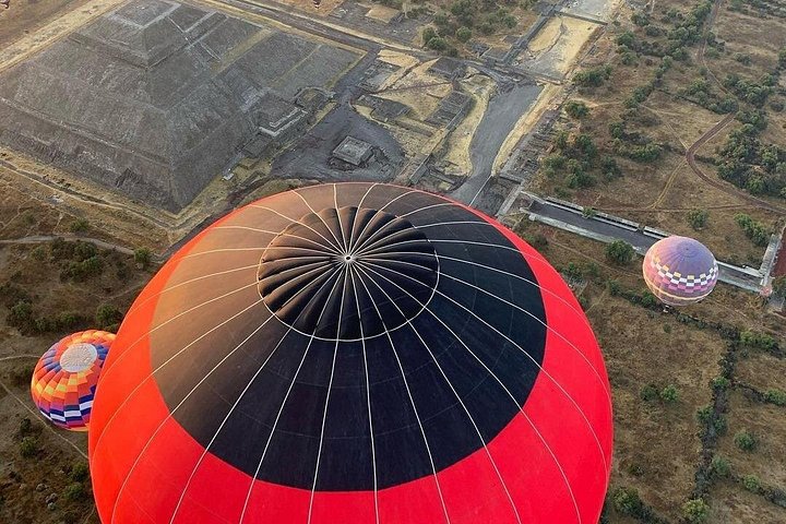 Vol en montgolfière au-dessus des pyramides de Teotihuacan au lever du soleil, Mexico, photo 41 | wizardtrip