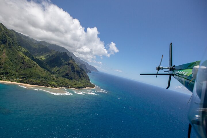 Helicopter tour over Kauai's dramatic cliffs and waterfalls, photo 6 | wizardtrip