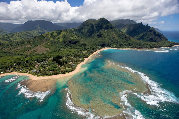Helicopter tour over Kauai's dramatic cliffs and waterfalls, photo 7 | wizardtrip