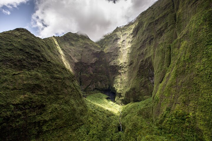 Helicopter tour over Kauai's dramatic cliffs and waterfalls, photo 8 | wizardtrip