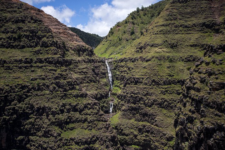Helicopter tour over Kauai's dramatic cliffs and waterfalls, photo 9 | wizardtrip