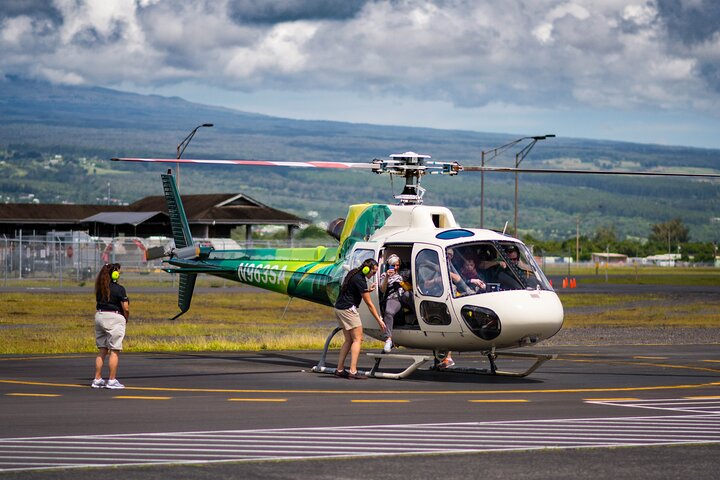 Helikoptertur över Hawaiis vulkaniska landskap och frodiga regnskogar, foto 7 | wizardtrip