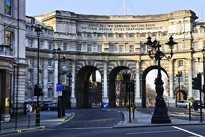 A classic London Black Cab driving past iconic landmarks like the Houses of Parliament and Big Ben, photo 11 | wizardtrip