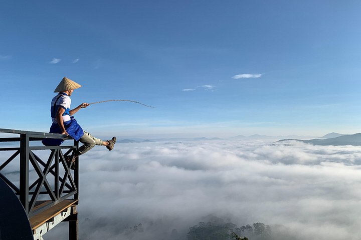 Soluppgång, moln, tefält och vindkraftverk i Da Lat, Vietnam, foto 6 | wizardtrip
