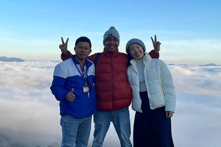 Soluppgång, moln, tefält och vindkraftverk i Da Lat, Vietnam, foto 11 | wizardtrip