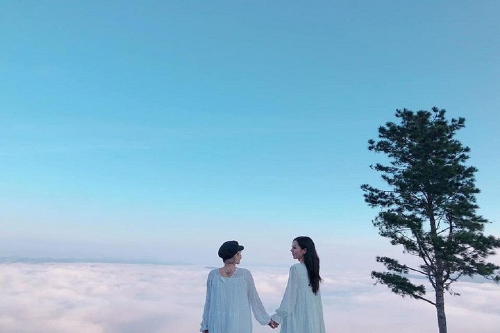 Soluppgång, moln, tefält och vindkraftverk i Da Lat, Vietnam, foto 12 | wizardtrip