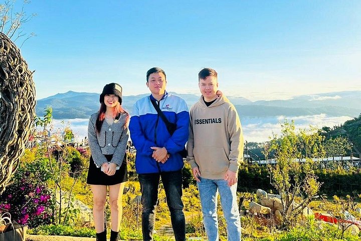 Soluppgång, moln, tefält och vindkraftverk i Da Lat, Vietnam, foto 15 | wizardtrip