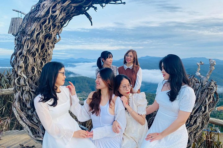 Soluppgång, moln, tefält och vindkraftverk i Da Lat, Vietnam, foto 19 | wizardtrip