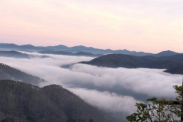 Soluppgång, moln, tefält och vindkraftverk i Da Lat, Vietnam, foto 20 | wizardtrip