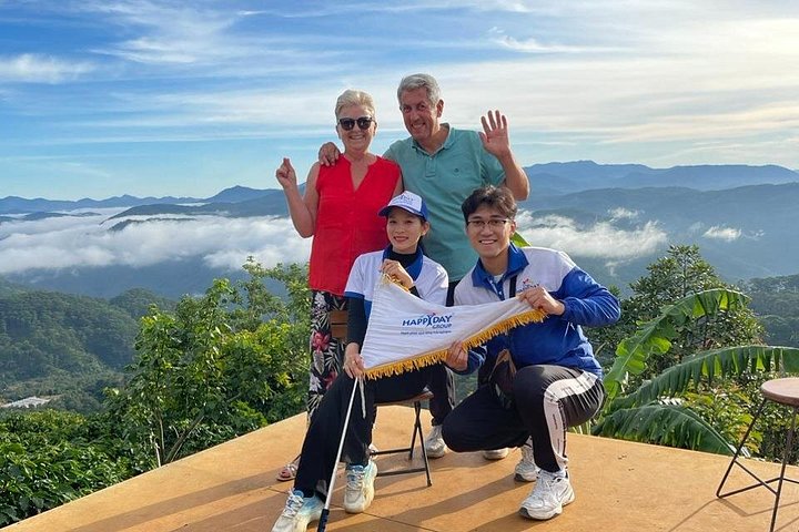 Soluppgång, moln, tefält och vindkraftverk i Da Lat, Vietnam, foto 25 | wizardtrip