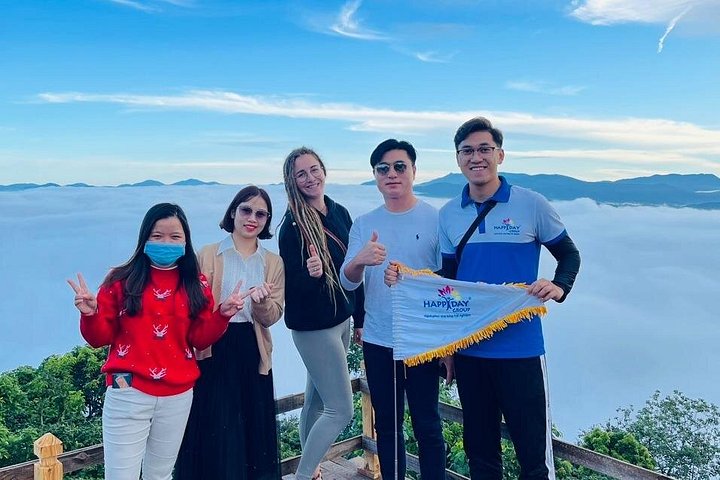 Soluppgång, moln, tefält och vindkraftverk i Da Lat, Vietnam, foto 29 | wizardtrip