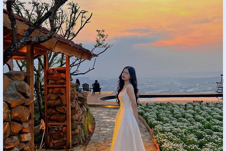 Soluppgång, moln, tefält och vindkraftverk i Da Lat, Vietnam, foto 30 | wizardtrip