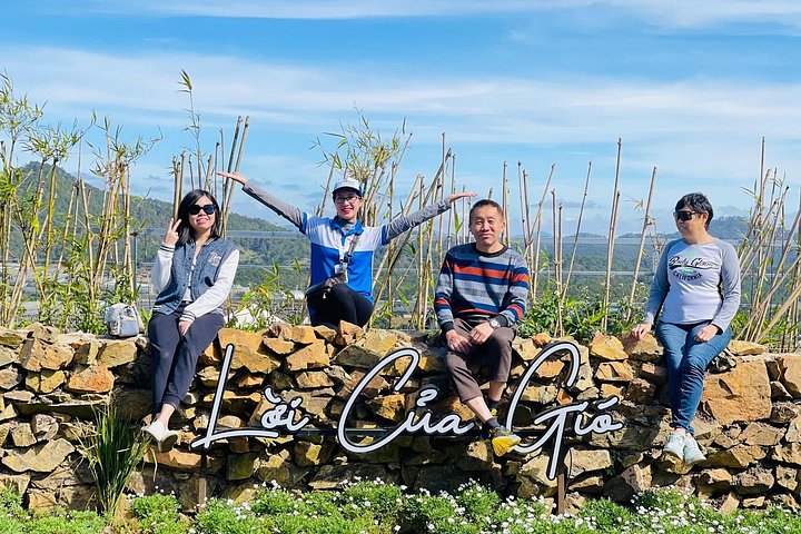 Soluppgång, moln, tefält och vindkraftverk i Da Lat, Vietnam, foto 36 | wizardtrip