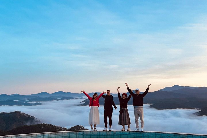 Soluppgång, moln, tefält och vindkraftverk i Da Lat, Vietnam, foto 40 | wizardtrip