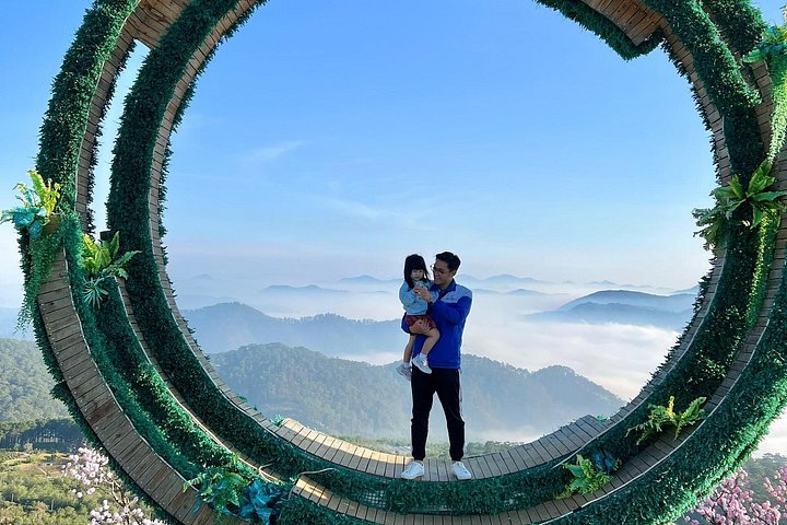 Soluppgång, moln, tefält och vindkraftverk i Da Lat, Vietnam, foto 41 | wizardtrip