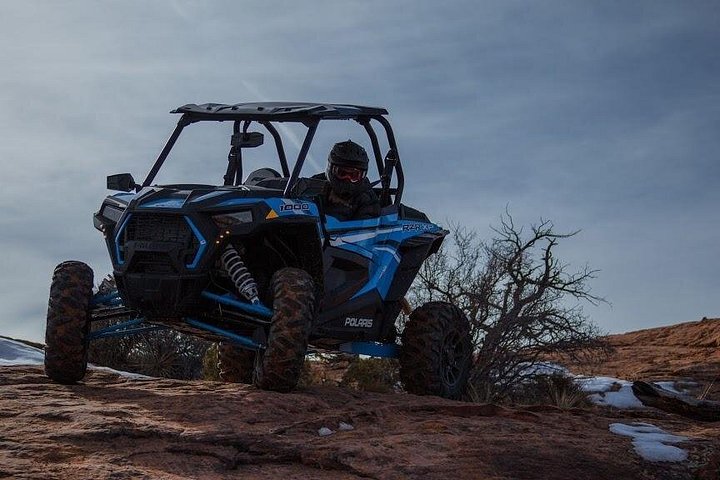Opplev Moabs ikoniske slickrock-løyper på et spennende UTV-eventyr du kjører selv, med alternativer for dag- eller solnedgangsturer, foto 6 | wizardtrip