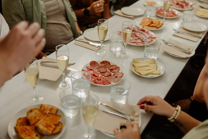 Barcelona Gothic Quarter Tapas & Taverns Food & Wine Tour | wizardtrip