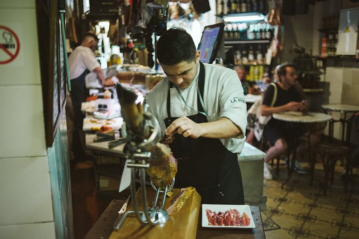 Proef authentieke tapas en lokale wijnen tijdens het verkennen van de historische Gotische wijk van Barcelona tijdens een begeleide foodtour, foto 6 | wizardtrip