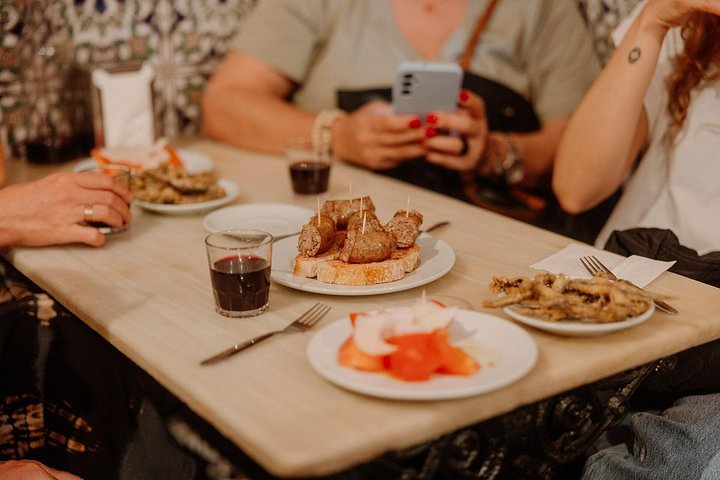 Proef authentieke tapas en lokale wijnen tijdens het verkennen van de historische Gotische wijk van Barcelona tijdens een begeleide foodtour, foto 14 | wizardtrip