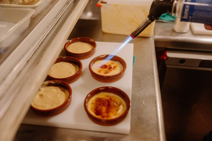 Proef authentieke tapas en lokale wijnen tijdens het verkennen van de historische Gotische wijk van Barcelona tijdens een begeleide foodtour, foto 15 | wizardtrip