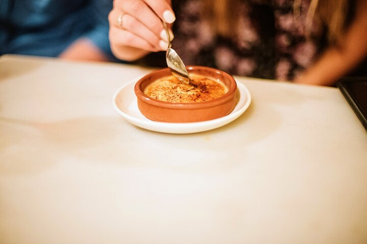 Proef authentieke tapas en lokale wijnen tijdens het verkennen van de historische Gotische wijk van Barcelona tijdens een begeleide foodtour, foto 17 | wizardtrip