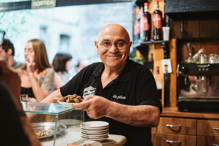 Proef authentieke tapas en lokale wijnen tijdens het verkennen van de historische Gotische wijk van Barcelona tijdens een begeleide foodtour, foto 19 | wizardtrip