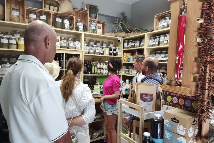 En guidad matprovningstur i Chania, Kreta, som visar lokala delikatesser och traditionella produkter, foto 11 | wizardtrip
