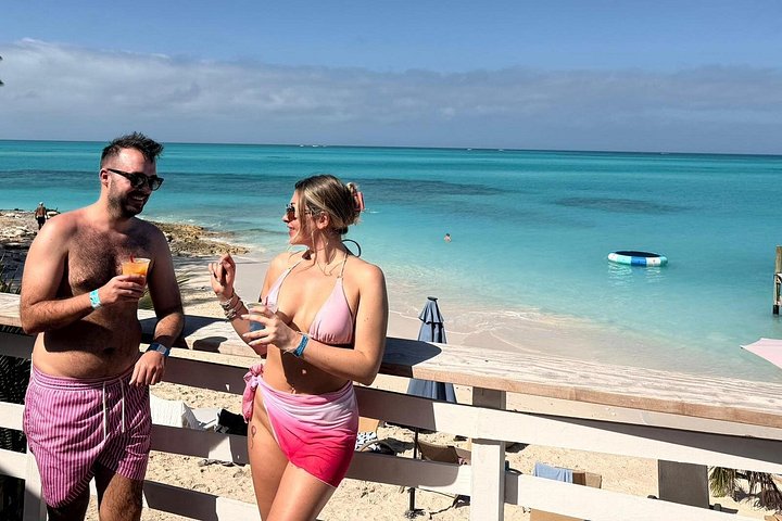 Swim with friendly pigs on a beautiful Bahamian beach, photo 8 | wizardtrip