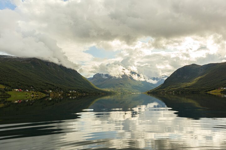 Naturskøn sejltur gennem arktiske fjorde nær Tromsø, Norge, med muligheder for fiskeri og dyreliv, foto 17 | wizardtrip