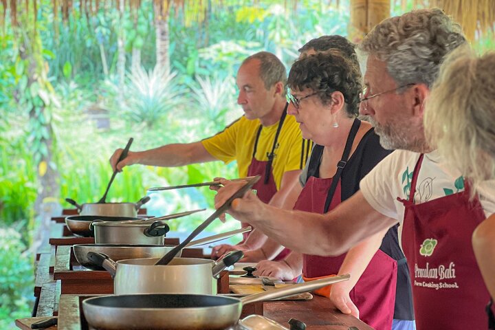 Praktische Balinese kookklas in Ubud, Indonesië, met verse ingrediënten en lokale gerechten, foto 8 | wizardtrip