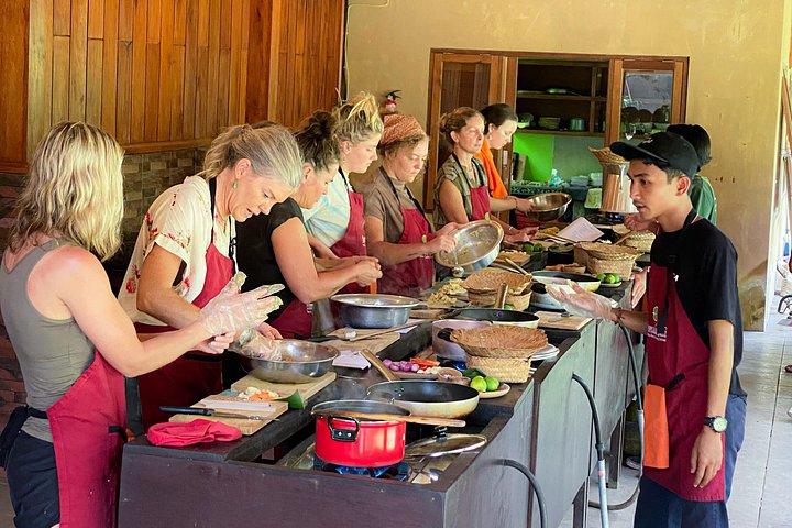 Praktische Balinese kookklas in Ubud, Indonesië, met verse ingrediënten en lokale gerechten, foto 17 | wizardtrip