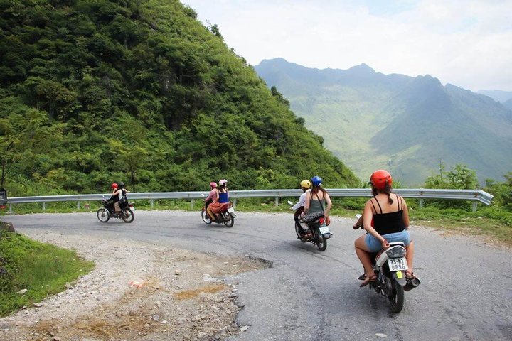 Circuit moto panoramique sur la boucle de Ha Giang, Vietnam, avec montagnes et rivières, photo 6 | wizardtrip