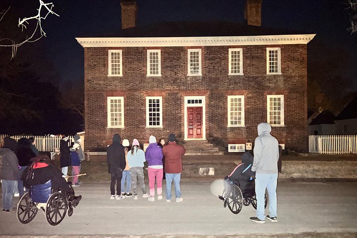 Een spookachtige nachtelijke wandeltocht in het historische Williamsburg die geesten, heksen en piraten verkent, foto 24 | wizardtrip