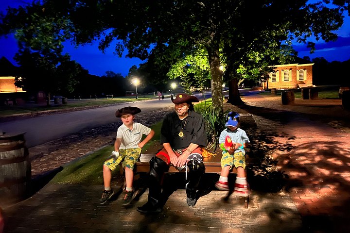 Een spookachtige nachtelijke wandeltocht in het historische Williamsburg die geesten, heksen en piraten verkent, foto 31 | wizardtrip