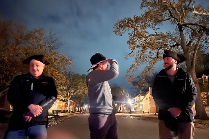 Een spookachtige nachtelijke wandeltocht in het historische Williamsburg die geesten, heksen en piraten verkent, foto 37 | wizardtrip
