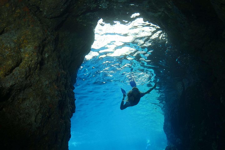 Tour in barca lungo la Costiera Amalfitana con nuoto, snorkeling e bevande, foto 6 | wizardtrip