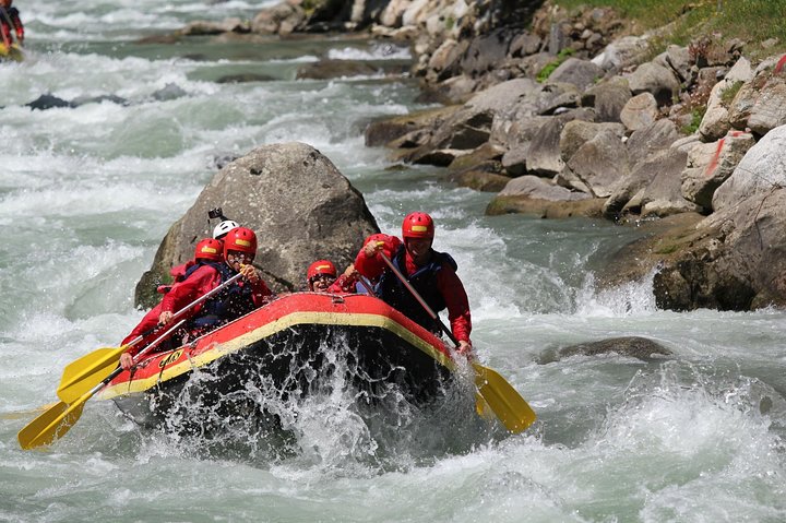 Aventura familiar de rafting en el río Noce en Trentino, Italia, foto 10 | wizardtrip