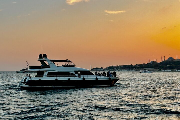 Croisière Luxe au Coucher du Soleil sur le Bosphore à Istanbul avec Snacks & Guide | wizardtrip
