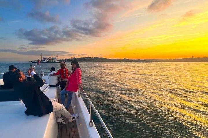 Luksuriøst yachtcruise på Bosporos i Istanbul ved solnedgang, med utsikt over landemerker, foto 6 | wizardtrip