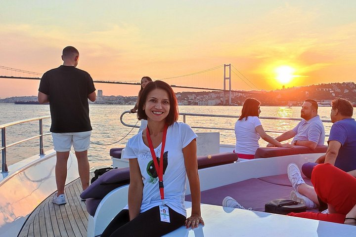 Luksuriøst yachtcruise på Bosporos i Istanbul ved solnedgang, med utsikt over landemerker, foto 9 | wizardtrip