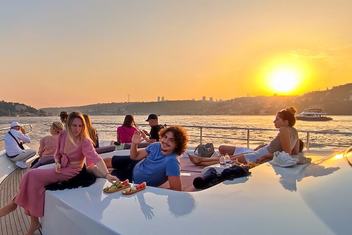 Luksuriøst yachtcruise på Bosporos i Istanbul ved solnedgang, med utsikt over landemerker, foto 10 | wizardtrip