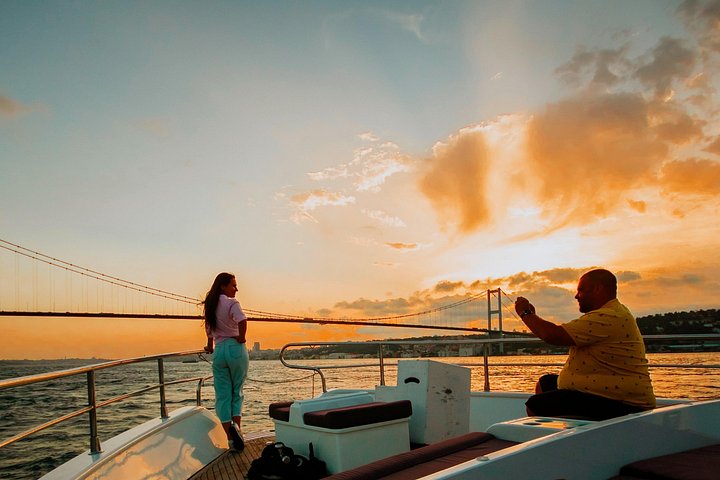 Luksuriøst yachtcruise på Bosporos i Istanbul ved solnedgang, med utsikt over landemerker, foto 11 | wizardtrip