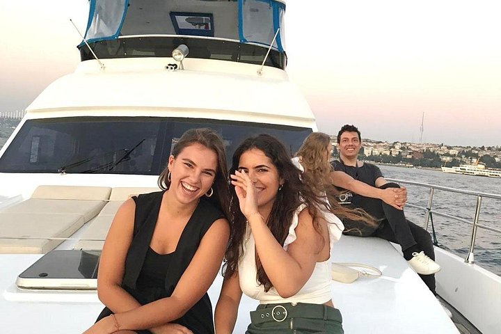 Luksuriøst yachtcruise på Bosporos i Istanbul ved solnedgang, med utsikt over landemerker, foto 12 | wizardtrip