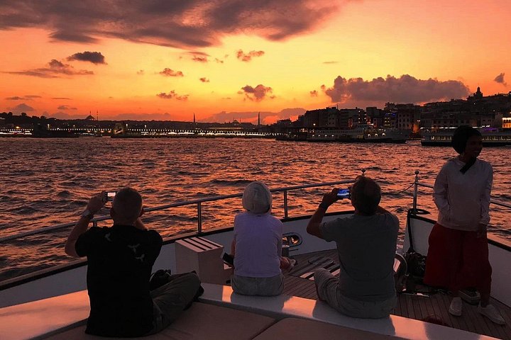 Luksuriøst yachtcruise på Bosporos i Istanbul ved solnedgang, med utsikt over landemerker, foto 13 | wizardtrip