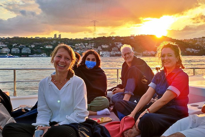 Luksuriøst yachtcruise på Bosporos i Istanbul ved solnedgang, med utsikt over landemerker, foto 15 | wizardtrip